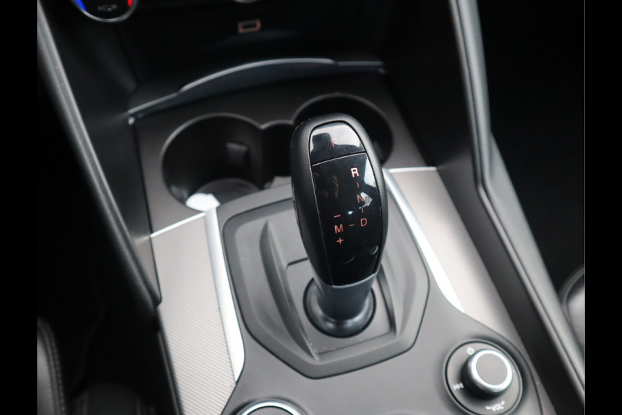 Alfa Romeo Giulia 2.0T Super Adaptive CC / Navi/ Camera /Pdc / Carplay /Stoel/Stuurverw / Automaat Gechipt 310pk - 460nm koppel