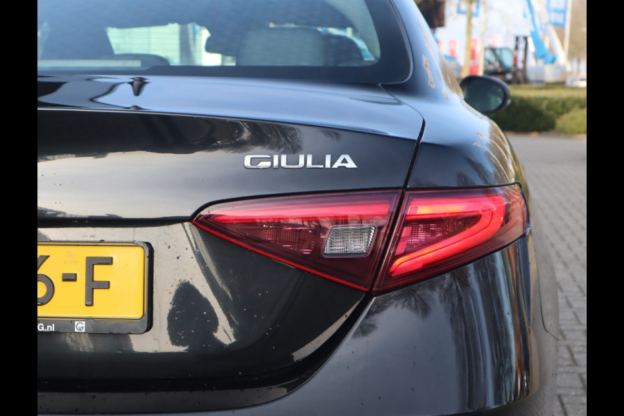 Alfa Romeo Giulia 2.0T Super Adaptive CC / Navi/ Camera /Pdc / Carplay /Stoel/Stuurverw / Automaat Gechipt 310pk - 460nm koppel