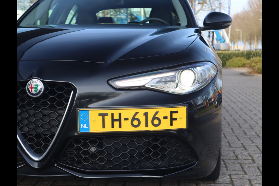 Alfa Romeo Giulia 2.0T Super Adaptive CC / Navi/ Camera /Pdc / Carplay /Stoel/Stuurverw / Automaat Gechipt 310pk - 460nm koppel