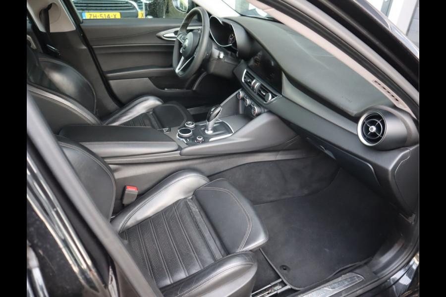 Alfa Romeo Giulia 2.0T Super Adaptive CC / Navi/ Camera /Pdc / Carplay /Stoel/Stuurverw / Automaat Gechipt 310pk - 460nm koppel