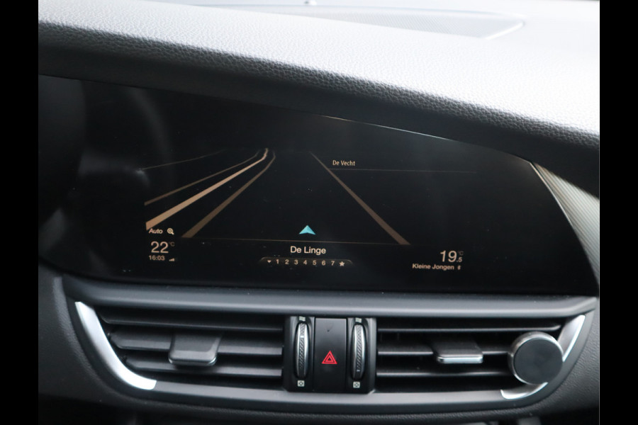 Alfa Romeo Giulia 2.0T Super Adaptive CC / Navi/ Camera /Pdc / Carplay /Stoel/Stuurverw / Automaat Gechipt 310pk - 460nm koppel