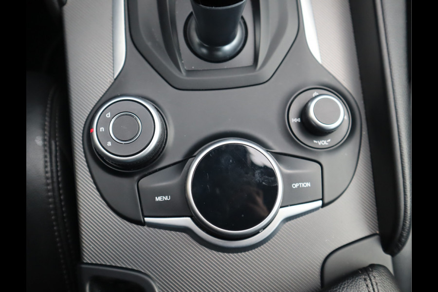 Alfa Romeo Giulia 2.0T Super Adaptive CC / Navi/ Camera /Pdc / Carplay /Stoel/Stuurverw / Automaat Gechipt 310pk - 460nm koppel