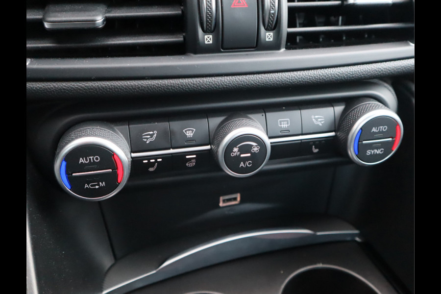 Alfa Romeo Giulia 2.0T Super Adaptive CC / Navi/ Camera /Pdc / Carplay /Stoel/Stuurverw / Automaat Gechipt 310pk - 460nm koppel