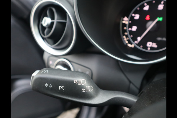 Alfa Romeo Giulia 2.0T Super Adaptive CC / Navi/ Camera /Pdc / Carplay /Stoel/Stuurverw / Automaat Gechipt 310pk - 460nm koppel