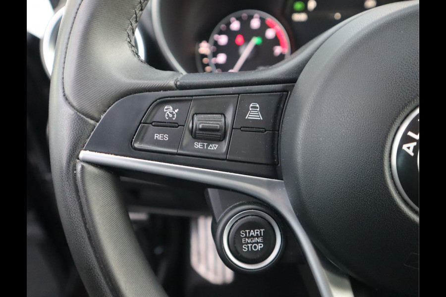 Alfa Romeo Giulia 2.0T Super Adaptive CC / Navi/ Camera /Pdc / Carplay /Stoel/Stuurverw / Automaat Gechipt 310pk - 460nm koppel