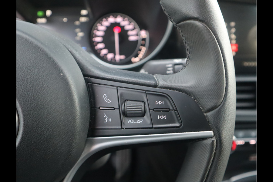 Alfa Romeo Giulia 2.0T Super Adaptive CC / Navi/ Camera /Pdc / Carplay /Stoel/Stuurverw / Automaat Gechipt 310pk - 460nm koppel