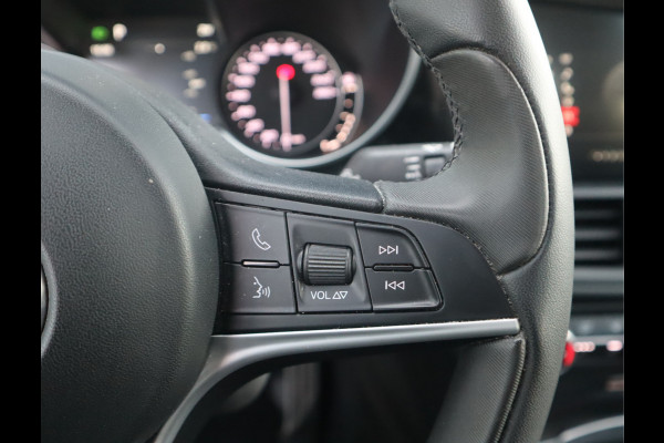 Alfa Romeo Giulia 2.0T Super Adaptive CC / Navi/ Camera /Pdc / Carplay /Stoel/Stuurverw / Automaat Gechipt 310pk - 460nm koppel