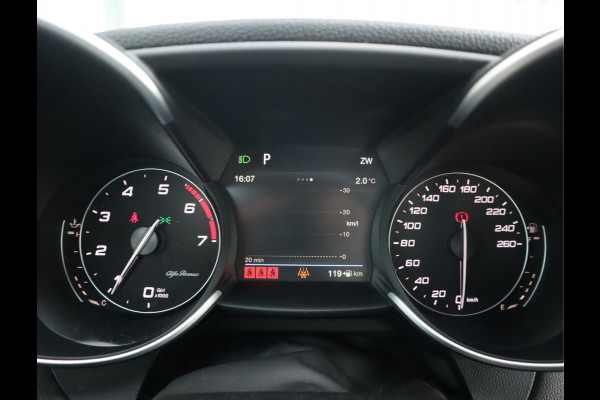 Alfa Romeo Giulia 2.0T Super Adaptive CC / Navi/ Camera /Pdc / Carplay /Stoel/Stuurverw / Automaat Gechipt 310pk - 460nm koppel