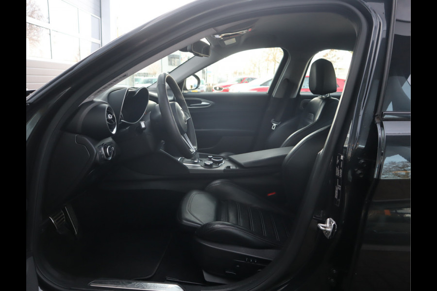 Alfa Romeo Giulia 2.0T Super Adaptive CC / Navi/ Camera /Pdc / Carplay /Stoel/Stuurverw / Automaat Gechipt 310pk - 460nm koppel