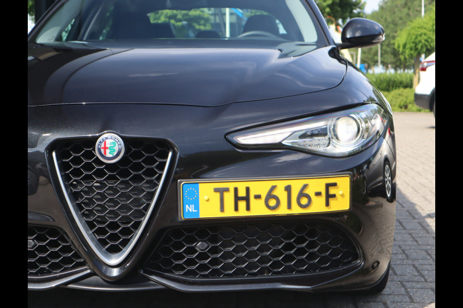 Alfa Romeo Giulia 2.0T Super Adaptive CC / Navi/ Camera /Pdc / Carplay /Stoel/Stuurverw / Automaat Gechipt 310pk - 460nm koppel