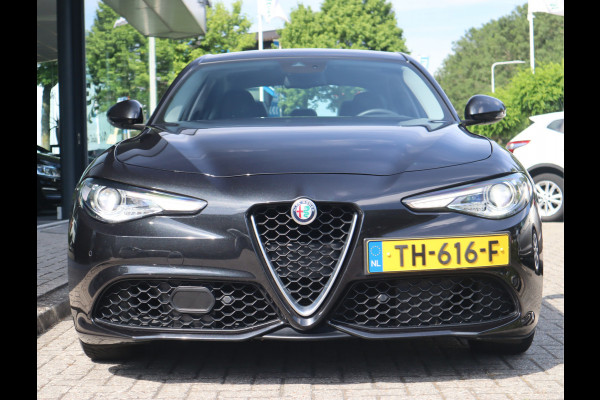 Alfa Romeo Giulia 2.0T Super Adaptive CC / Navi/ Camera /Pdc / Carplay /Stoel/Stuurverw / Automaat Gechipt 310pk - 460nm koppel