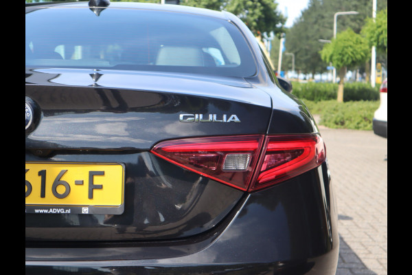 Alfa Romeo Giulia 2.0T Super Adaptive CC / Navi/ Camera /Pdc / Carplay /Stoel/Stuurverw / Automaat Gechipt 310pk - 460nm koppel