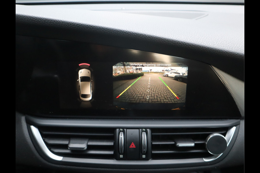 Alfa Romeo Giulia 2.0T Super Adaptive CC / Navi/ Camera /Pdc / Carplay /Stoel/Stuurverw / Automaat Gechipt 310pk - 460nm koppel
