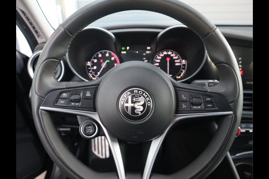 Alfa Romeo Giulia 2.0T Super Adaptive CC / Navi/ Camera /Pdc / Carplay /Stoel/Stuurverw / Automaat Gechipt 310pk - 460nm koppel