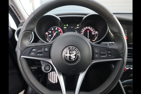 Alfa Romeo Giulia 2.0T Super Adaptive CC / Navi/ Camera /Pdc / Carplay /Stoel/Stuurverw / Automaat Gechipt 310pk - 460nm koppel