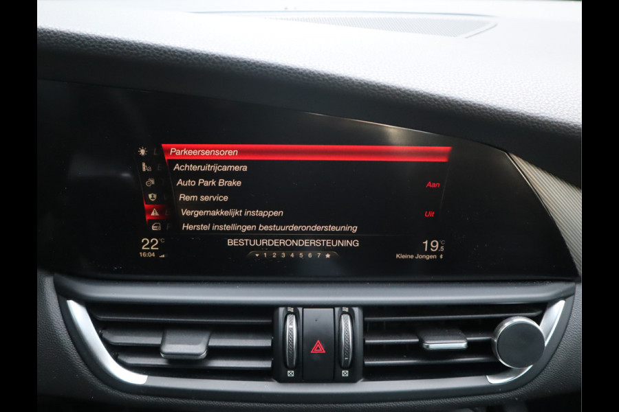 Alfa Romeo Giulia 2.0T Super Adaptive CC / Navi/ Camera /Pdc / Carplay /Stoel/Stuurverw / Automaat Gechipt 310pk - 460nm koppel