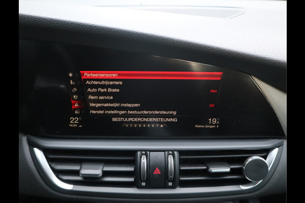 Alfa Romeo Giulia 2.0T Super Adaptive CC / Navi/ Camera /Pdc / Carplay /Stoel/Stuurverw / Automaat Gechipt 310pk - 460nm koppel