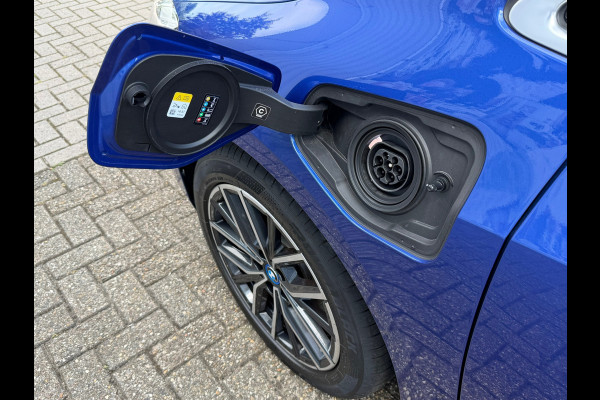BMW 2 Serie Active Tourer 225e xDrive M SPORT | Navigatie | Cruise | Leder | Camera | Clima | 18".