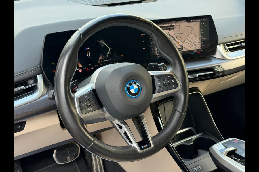 BMW 2 Serie Active Tourer 225e xDrive M SPORT | Navigatie | Cruise | Leder | Camera | Clima | 18".