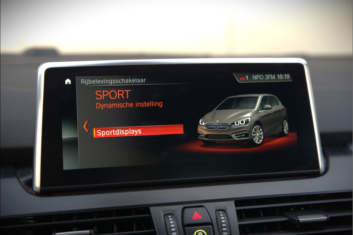 BMW 2 Serie Active Tourer 225xe iPerformance eDrive Edition | Stoelverwarming | Head-Up Display | Cruise Control | Parkeersensoren | Ambiance Verlichting | LED | Navigatie | Keyless | Leer | SOH 87%
