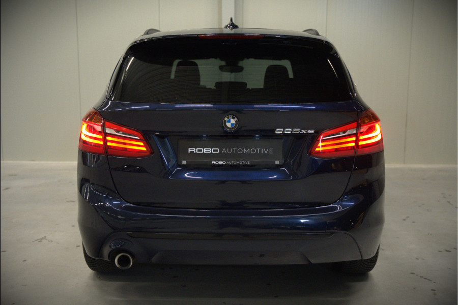 BMW 2 Serie Active Tourer 225xe iPerformance eDrive Edition | Stoelverwarming | Head-Up Display | Cruise Control | Parkeersensoren | Ambiance Verlichting | LED | Navigatie | Keyless | Leer | SOH 87%