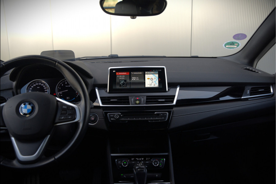 BMW 2 Serie Active Tourer 225xe iPerformance eDrive Edition | Stoelverwarming | Head-Up Display | Cruise Control | Parkeersensoren | Ambiance Verlichting | LED | Navigatie | Keyless | Leer | SOH 87%