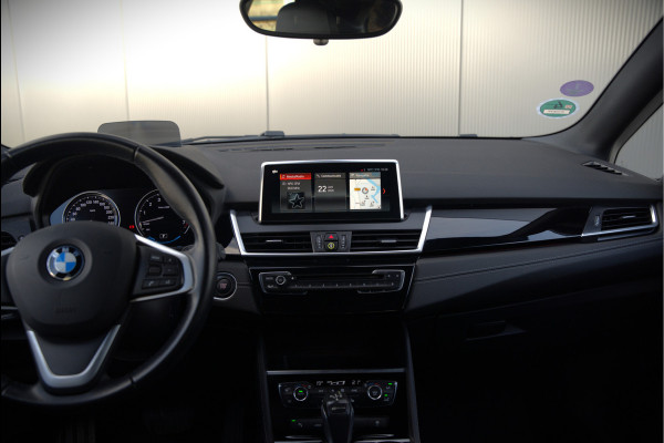 BMW 2 Serie Active Tourer 225xe iPerformance eDrive Edition | Stoelverwarming | Head-Up Display | Cruise Control | Parkeersensoren | Ambiance Verlichting | LED | Navigatie | Keyless | Leer | SOH 87%