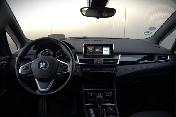 BMW 2 Serie Active Tourer 225xe iPerformance eDrive Edition | Stoelverwarming | Head-Up Display | Cruise Control | Parkeersensoren | Ambiance Verlichting | LED | Navigatie | Keyless | Leer | SOH 87%
