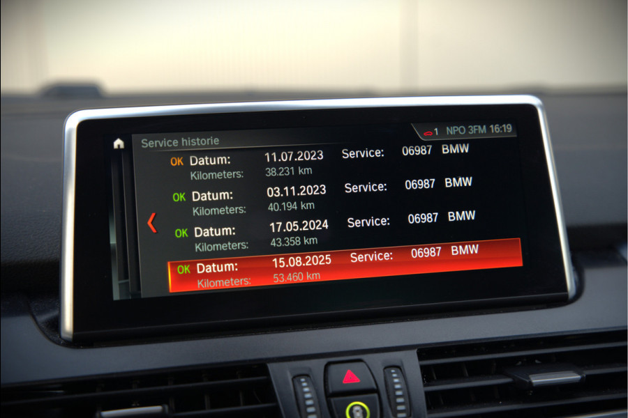 BMW 2 Serie Active Tourer 225xe iPerformance eDrive Edition | Stoelverwarming | Head-Up Display | Cruise Control | Parkeersensoren | Ambiance Verlichting | LED | Navigatie | Keyless | Leer | SOH 87%