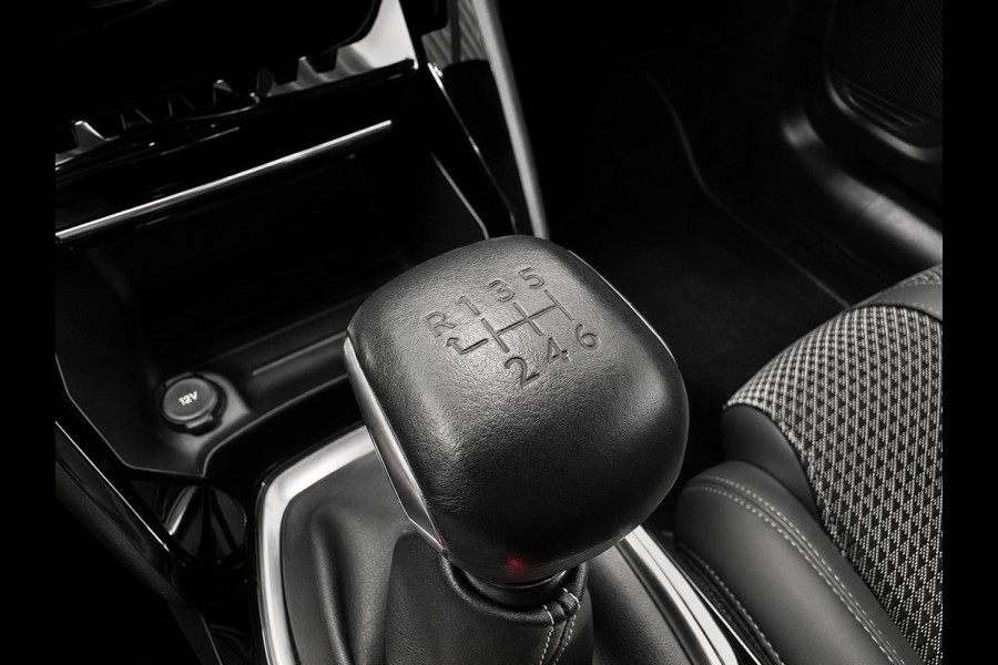 Peugeot 208 1.2 PureTech GT Navigatie Apple Carplay Android Auto Parkeersensoren Cruise Control Climate Control