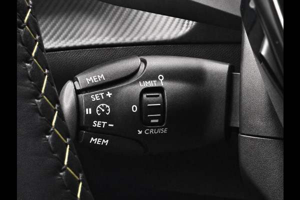 Peugeot 208 1.2 PureTech GT Navigatie Apple Carplay Android Auto Parkeersensoren Cruise Control Climate Control