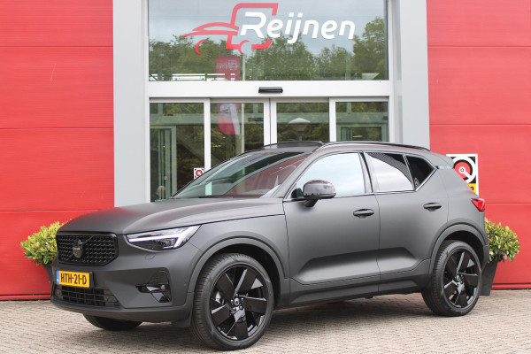 Volvo XC40 2.0 B4 197PK PLUS BLACK EDITION PANORAMISCH SCHUIF/KANTELDAK | LIGHTING PACK - MATRIX LED KOPLAMPEN MET REINIGINGSINSTALLATIE EN MISTLAMPEN | PREMIUM AUDIO BY HARMAN KARDON | APPLE CARPLAY/ANDROID AUTO | DRAADLOZE TELEFOONLADER | LICHTMETALEN VELGEN 20'' 5-SPAAKS BLACK EDITION | VISIUAL PARK ASSIST (360 GRADEN CAMERA) | PARKEERSENSOREN VOOR + ACHTER | BLIND SPOT INFORMATION SYSTEM (DODE HOEK BEWAKING) | INKLAPBARE TREKHAAK MET 2000KG TREKGEWICHT! | POWER SEATS - ELEKTRISCH VERSTELBARE VOORSTOELEN MET GEHEUGEN OP BESTUURDERSSTOEL | STOEL, STUUR EN VOORRUIT VERWARMING |