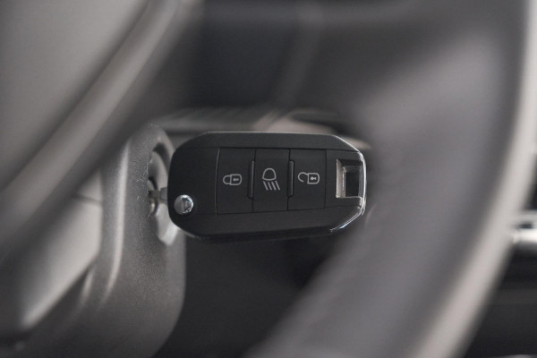 Peugeot 208 1.2 Hybrid 100 e-DCS6 Allure | Apple Carplay | Parkeersensoren Voor + Achter | Climate Control