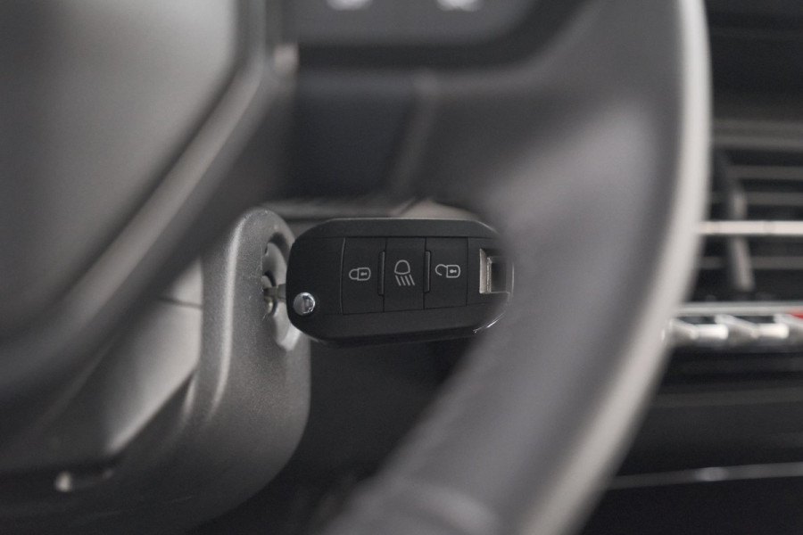 Peugeot 208 1.2 Hybrid 100 e-DCS6 Allure | Apple Carplay | Parkeersensoren Voor + Achter | Climate Control