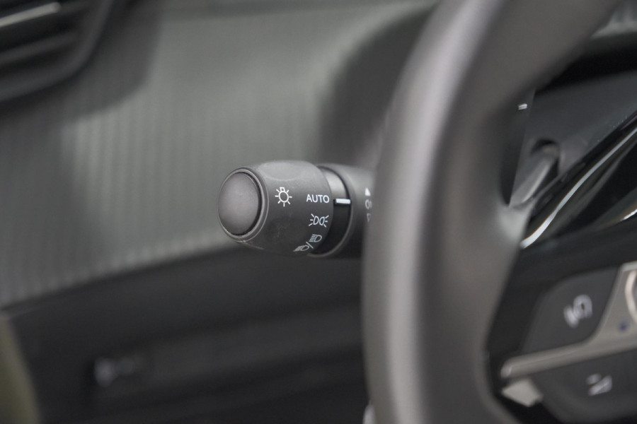 Peugeot 208 1.2 Hybrid 100 e-DCS6 Allure | Apple Carplay | Parkeersensoren Voor + Achter | Climate Control