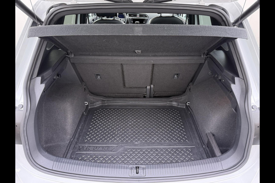 Volkswagen Tiguan 1.5 TSI ACT Highline Business R VAN: 30.900,- VOOR: 27.877,- UW WKVOORDEEL: 3.023,- | 3X R-LINE | R-LINE BINNEN + BUITEN + ONDERSTEL | PANORAMADAK | DIGITAAL COCKPIT | ACHTERUITRIJCAMERA | ONDERHOUDSHISTORIE COMPLEET | APPLE CARPLAY | TREKHAAK