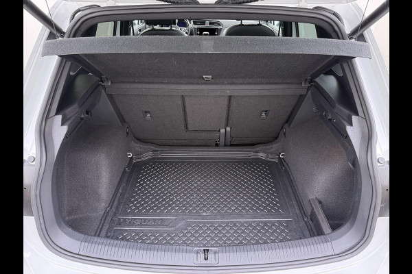 Volkswagen Tiguan 1.5 TSI ACT Highline Business R VAN: 30.900,- VOOR: 27.877,- UW WKVOORDEEL: 3.023,- | 3X R-LINE | R-LINE BINNEN + BUITEN + ONDERSTEL | PANORAMADAK | DIGITAAL COCKPIT | ACHTERUITRIJCAMERA | ONDERHOUDSHISTORIE COMPLEET | APPLE CARPLAY | TREKHAAK