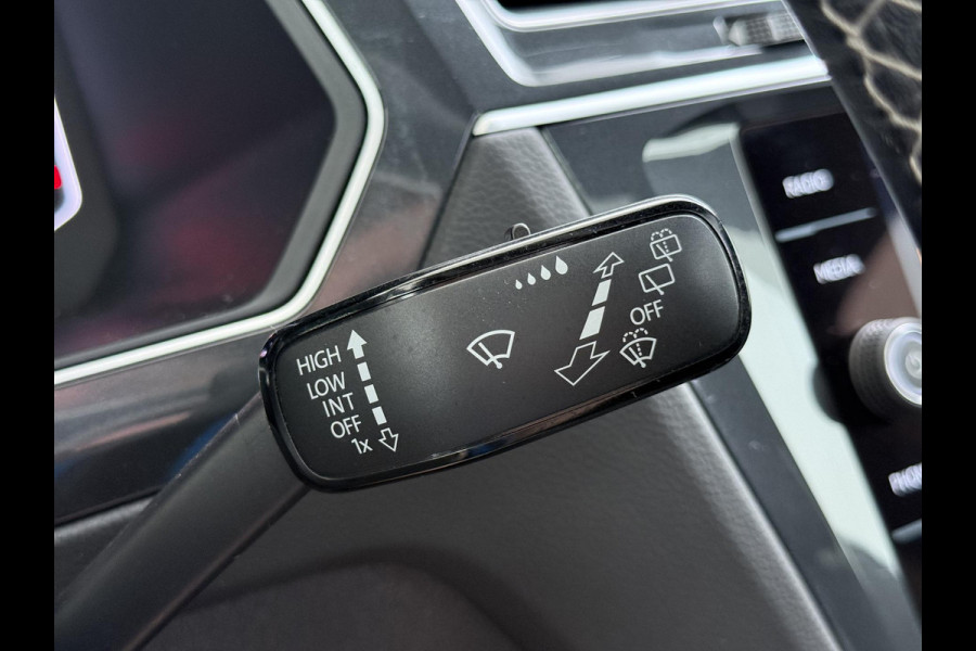 Volkswagen Tiguan 1.5 TSI ACT Highline Business R VAN: 30.900,- VOOR: 27.877,- UW WKVOORDEEL: 3.023,- | 3X R-LINE | R-LINE BINNEN + BUITEN + ONDERSTEL | PANORAMADAK | DIGITAAL COCKPIT | ACHTERUITRIJCAMERA | ONDERHOUDSHISTORIE COMPLEET | APPLE CARPLAY | TREKHAAK
