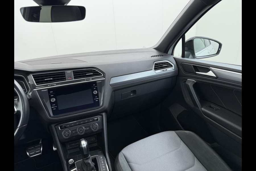 Volkswagen Tiguan 1.5 TSI ACT Highline Business R VAN: 30.900,- VOOR: 27.877,- UW WKVOORDEEL: 3.023,- | 3X R-LINE | R-LINE BINNEN + BUITEN + ONDERSTEL | PANORAMADAK | DIGITAAL COCKPIT | ACHTERUITRIJCAMERA | ONDERHOUDSHISTORIE COMPLEET | APPLE CARPLAY | TREKHAAK
