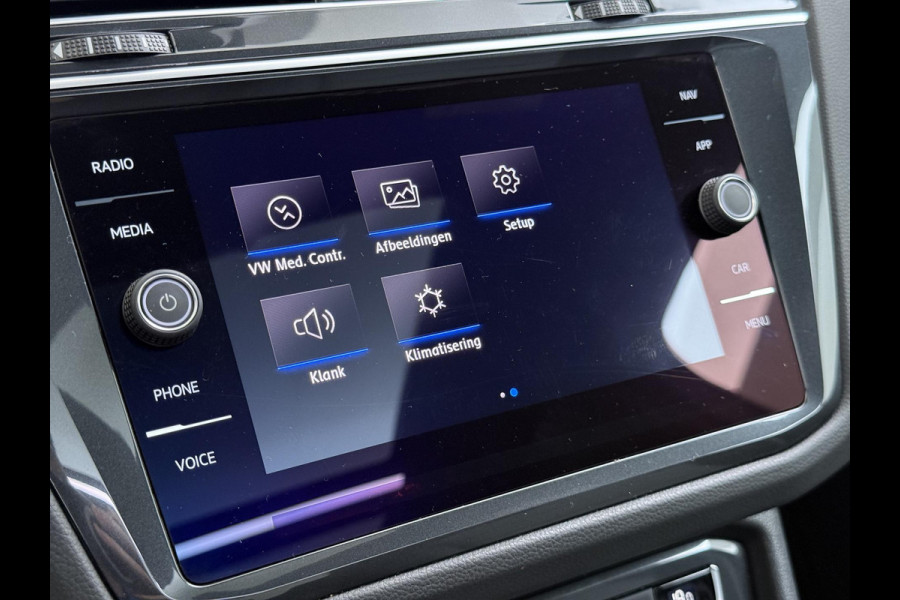 Volkswagen Tiguan 1.5 TSI ACT Highline Business R VAN: 30.900,- VOOR: 27.877,- UW WKVOORDEEL: 3.023,- | 3X R-LINE | R-LINE BINNEN + BUITEN + ONDERSTEL | PANORAMADAK | DIGITAAL COCKPIT | ACHTERUITRIJCAMERA | ONDERHOUDSHISTORIE COMPLEET | APPLE CARPLAY | TREKHAAK