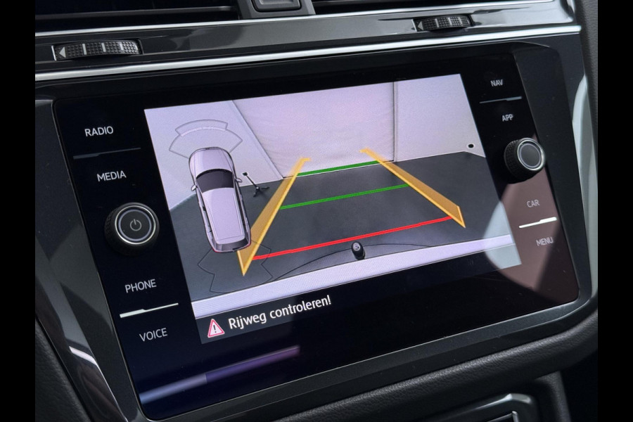 Volkswagen Tiguan 1.5 TSI ACT Highline Business R VAN: 30.900,- VOOR: 27.877,- UW WKVOORDEEL: 3.023,- | 3X R-LINE | R-LINE BINNEN + BUITEN + ONDERSTEL | PANORAMADAK | DIGITAAL COCKPIT | ACHTERUITRIJCAMERA | ONDERHOUDSHISTORIE COMPLEET | APPLE CARPLAY | TREKHAAK