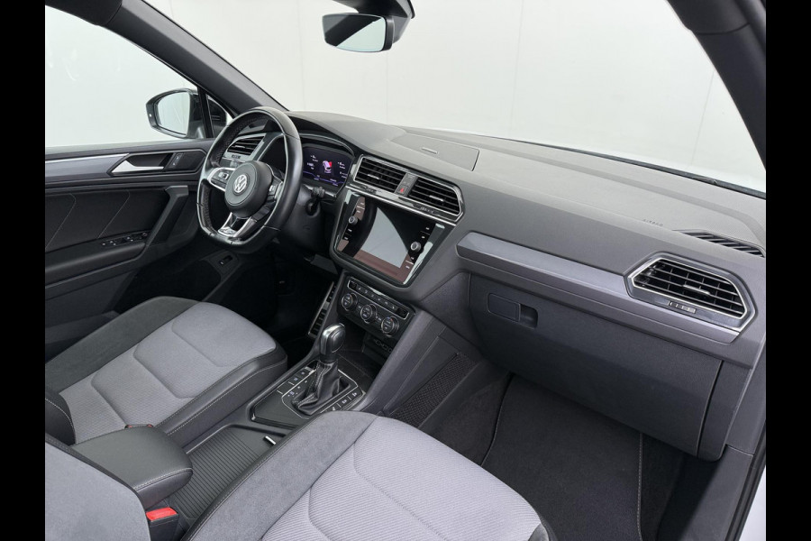 Volkswagen Tiguan 1.5 TSI ACT Highline Business R VAN: 30.900,- VOOR: 27.877,- UW WKVOORDEEL: 3.023,- | 3X R-LINE | R-LINE BINNEN + BUITEN + ONDERSTEL | PANORAMADAK | DIGITAAL COCKPIT | ACHTERUITRIJCAMERA | ONDERHOUDSHISTORIE COMPLEET | APPLE CARPLAY | TREKHAAK