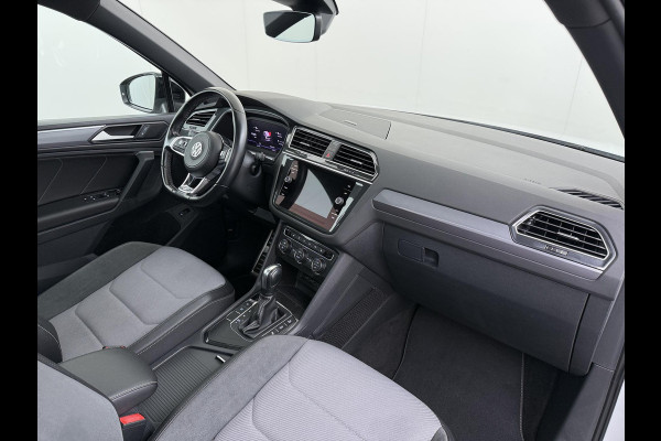 Volkswagen Tiguan 1.5 TSI ACT Highline Business R VAN: 30.900,- VOOR: 27.877,- UW WKVOORDEEL: 3.023,- | 3X R-LINE | R-LINE BINNEN + BUITEN + ONDERSTEL | PANORAMADAK | DIGITAAL COCKPIT | ACHTERUITRIJCAMERA | ONDERHOUDSHISTORIE COMPLEET | APPLE CARPLAY | TREKHAAK