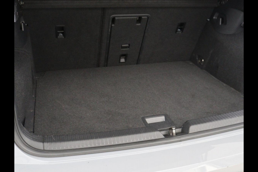 Volkswagen Golf 1.5 TSI R-Line Business | Carplay | Full LED | Carplay | Stoelverwarming | Adaptive cruise | Parkeersensoren | Navigatie | Climate control | LM | Sfeerverlichting