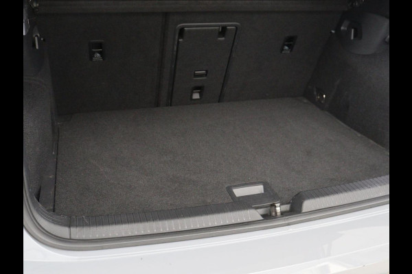 Volkswagen Golf 1.5 TSI R-Line Business | Carplay | Full LED | Carplay | Stoelverwarming | Adaptive cruise | Parkeersensoren | Navigatie | Climate control | LM | Sfeerverlichting