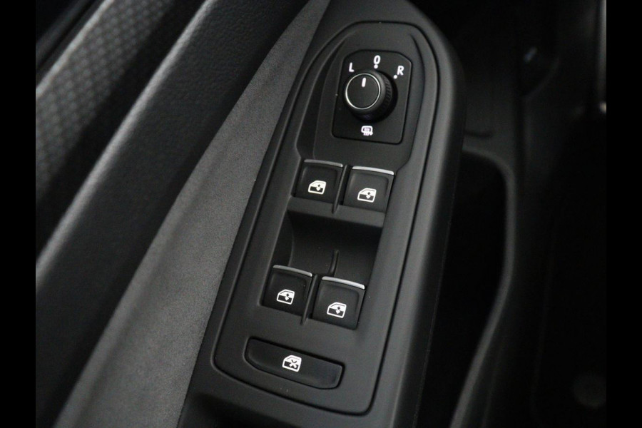 Volkswagen Golf 1.5 TSI R-Line Business | Carplay | Full LED | Carplay | Stoelverwarming | Adaptive cruise | Parkeersensoren | Navigatie | Climate control | LM | Sfeerverlichting