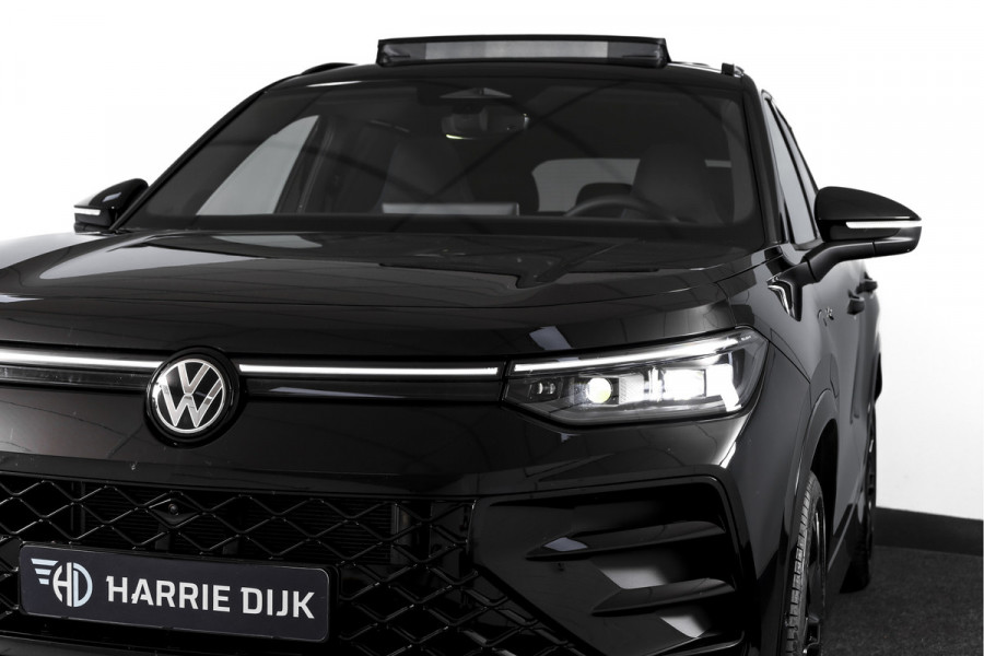 Volkswagen Tayron 1.5 eHybrid R-Line Edition | Black Style | 15 inch Navi | Elek. Trekhaak | IQ Light | HUD | S/K-Panodak | Dig. Cockpit | Adapt. Cruise | Stoel-+Stuurverw. | 360 Camera | NAV + App. Connect | ECC | Elek. Klep | LM 20" | 9294