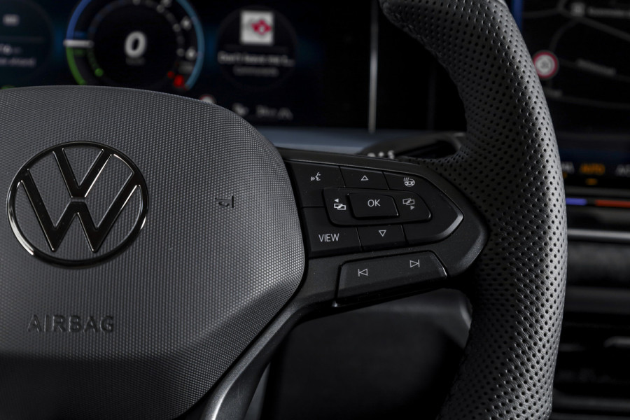 Volkswagen Tayron 1.5 eHybrid R-Line Edition | Black Style | 15 inch Navi | Elek. Trekhaak | IQ Light | HUD | S/K-Panodak | Dig. Cockpit | Adapt. Cruise | Stoel-+Stuurverw. | 360 Camera | NAV + App. Connect | ECC | Elek. Klep | LM 20" | 9294