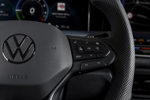 Volkswagen Tayron 1.5 eHybrid R-Line Edition | Black Style | 15 inch Navi | Elek. Trekhaak | IQ Light | HUD | S/K-Panodak | Dig. Cockpit | Adapt. Cruise | Stoel-+Stuurverw. | 360 Camera | NAV + App. Connect | ECC | Elek. Klep | LM 20" | 9294