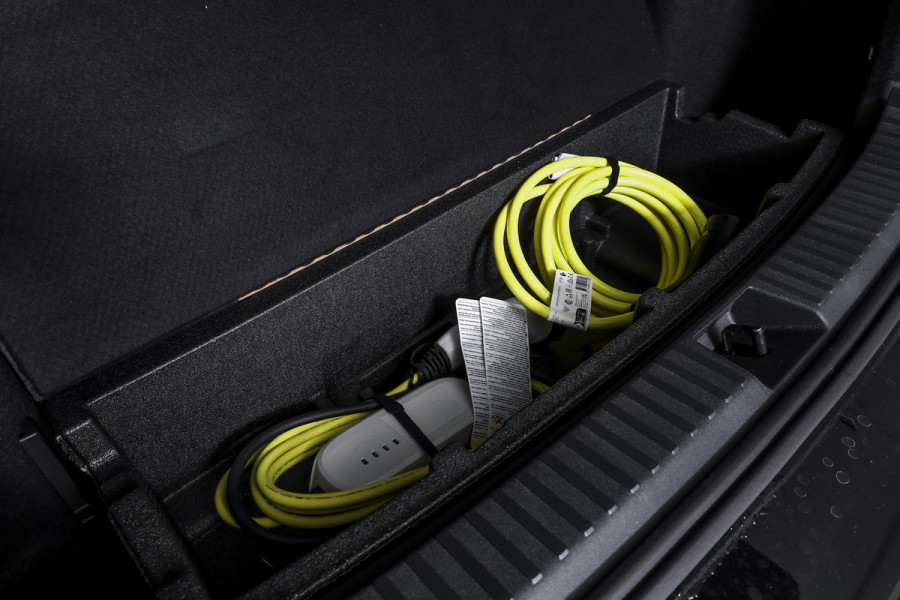 Volkswagen Tayron 1.5 eHybrid R-Line Edition | Black Style | 15 inch Navi | Elek. Trekhaak | IQ Light | HUD | S/K-Panodak | Dig. Cockpit | Adapt. Cruise | Stoel-+Stuurverw. | 360 Camera | NAV + App. Connect | ECC | Elek. Klep | LM 20" | 9294